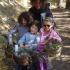 Daniela nel bosco con i bimbi in cerca di addobbi della natura per il Natale.